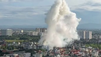 Sau tiếng nổ vang trời, ngôi nhà 4 tầng ở Hà Nội bốc cháy ngùn ngụt
