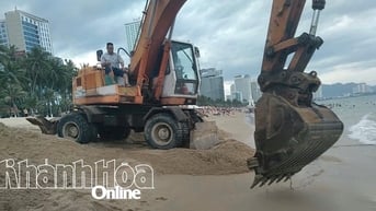 Trục vớt sà lan bị vùi lấp dưới cát ở khu vực biển Nha Trang