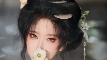 Mỹ nhân cosplay nuôi rắn làm thú cưng gây sốt Douyin