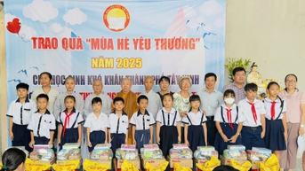 Hội Khuyến học thành phố Tây Ninh trao quà cho học sinh hoàn cảnh khó khăn