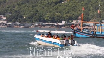 Đội Cảnh sát giao thông đường thủy:: Kiểm tra phương tiện và lái tàu chở khách phục vụ sự kiện Hoa hậu Hoàn vũ Việt Nam năm 2025