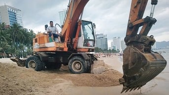 Trục vớt sà lan bị vùi lấp dưới biển Nha Trang