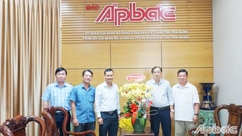 Liên đoàn Lao động tỉnh Tiền Giang chúc mừng Báo Ấp Bắc nhân dịp 21-6