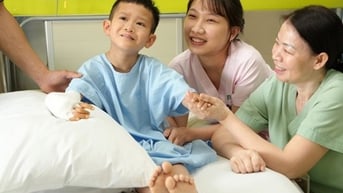 'Con muốn dang tay ôm ba mẹ, cầm micro hát thật to những bài hát yêu thích'