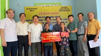 Ban Tổ chức Tỉnh ủy trao tiền hỗ trợ và bàn giao nhà ở cho người nghèo ở Đô Lương, Thanh Chương