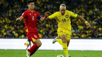 Bóng đá Việt Nam không chọn cách làm như Malaysia, Indonesia
