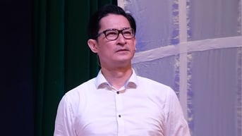 Huy Khánh trở lại sàn kịch, hóa thân vào vai quan chức
