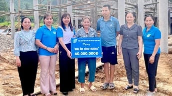 Trao kinh phí hỗ trợ làm nhà Mái ấm tình tình thương cho phụ nữ nghèo