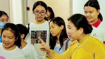 Linh Huyền dạy ca cải lương trong triển lãm tranh của mình