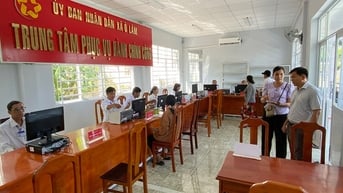 Lãnh đạo huyện Tri Tôn kiểm tra công tác vận hành trung tâm phục vụ hành chính công