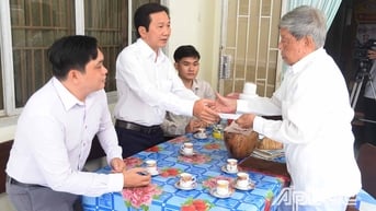 Tiền Giang: Thăm, tặng quà các nhà báo lão thành nhân dịp kỷ niệm 100 năm Ngày Báo chí Cách mạng Việt Nam