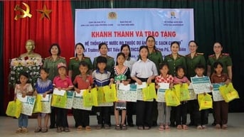 Phụ nữ các học viện, trường Công an tặng “Nước sạch cho em” ở Điện Biên