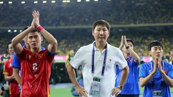 Tuyển Việt Nam: Trở lại thế nào khi V-League xốn xang trong tiền?