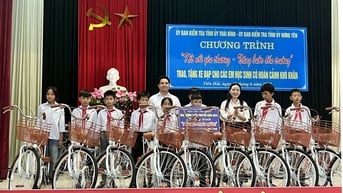 Trao quà học sinh có hoàn cảnh khó khăn tại huyện Tiền Hải