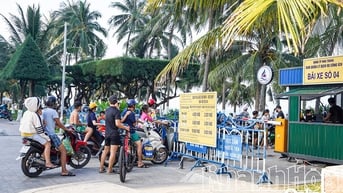 Quá tải bãi giữ xe cho người dân tắm biển