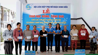 Trao 40 suất học bổng, quà cho học sinh và phụ nữ có hoàn cảnh khó khăn, vượt khó tiêu biểu