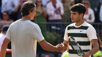 Alcaraz vượt qua vòng 1 Queen's Club, Sinner thăng hoa ở Halle Open