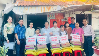 Phường Thới Bình hỗ trợ các gia đình bị hỏa hoạn trong khu nhà trọ