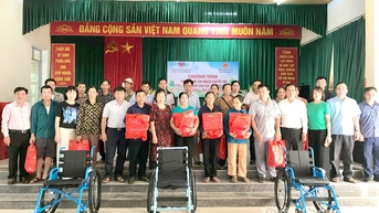 Trên 190 triệu đồng tặng quà người khuyết tật và trẻ mồ côi huyện Yên Sơn