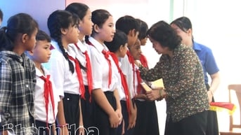 Quỹ học bổng Vừ A Dính và Câu lạc bộ "Vì Hoàng Sa - Trường Sa thân yêu" trao 135 suất học bổng cho học sinh Khánh Hòa