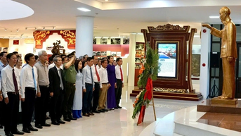 Dâng hoa tri ân Chủ tịch Hồ Chí Minh nhân kỷ niệm 100 năm Ngày Báo chí Cách mạng Việt Nam