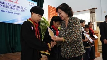 Nguyên Phó chủ tịch nước Trương Mỹ Hoa tặng học bổng cho học sinh Phú Yên