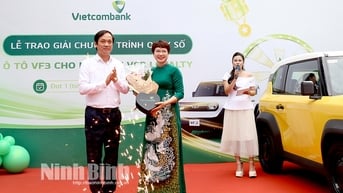 Vietcombank trao giải Chương trình “Quay số xe ô tô VF3 cho Hội viên VCB Loyalty”