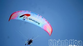 Biểu diễn dù lượn dọc bờ biển Nha Trang