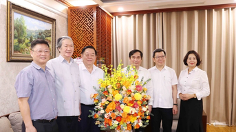 Trưởng Ban Tuyên giáo và Dân vận Trung ương thăm các nhà báo lão thành
