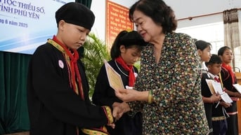 Trao 75 suất học bổng Vừ A Dính và CLB Vì Hoàng Sa - Trường Sa thân yêu