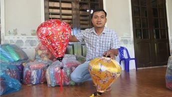 9X bỏ phố về quê, đưa đèn lồng phố Hội ra thế giới
