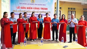 Khánh thành và gắn biển công trình nhà nội trú giáo viên xã Trường Sơn