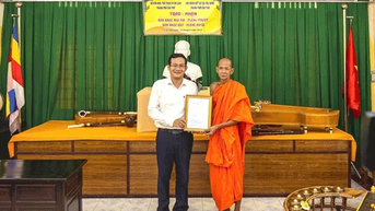 Trao 2 dàn nhạc cho đồng bào dân tộc Khmer