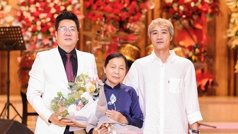 Mẹ NSND Quốc Hưng khóc trong ngày vui của con trai