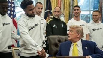 Cầu thủ Juventus 'sượng trân' khi nghe Tổng thống Trump nói chuyện Iran và người chuyển giới