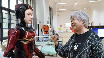 Trung Quốc Thí Điểm Robot Chăm Sóc Người Cao Tuổi Hiện Đại