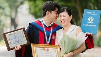 Bí mật rớt nước mắt về “niềm tin của mẹ và sổ hộ nghèo”