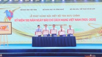 Phát hành bộ tem kỷ niệm 100 năm Ngày Báo chí Cách mạng Việt Nam