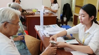 Thẩm quyền quyết định chi trả mức trợ cấp xã hội, tạm dừng trợ cấp xã hội