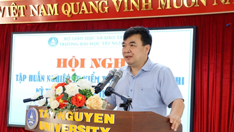 Ngày 19/6, Trường Đại học Tây Nguyên tổ chức Hội nghị tập huấn nghiệp vụ kiểm tra công tác coi thi Kỳ thi tốt nghiệp THPT năm 2025 cho 66 cán bộ được Bộ Giáo dục và Đào tạo điều động. PGS.TS Lê Đức Niêm - Phó Hiệu trưởng chủ trì Hội nghị và triển khai Quy chế thi đối với cán bộ, giảng viên tham gia tập huấn. 100% cán bộ, giảng viên Trường Đại học Tây Nguyên hoàn thành bài kiểm tra nghiệp vụ theo quy định. (Ảnh: TT) Tại hội nghị, các thành viên được phổ biến điểm mới trong Quy chế thi tốt nghiệp THPT năm 2025, rèn luyện kỹ năng kiểm tra, bốc thăm phân công nhiệm vụ và làm bài kiểm tra nghiệp vụ gồm 30 câu trắc nghiệm. Kết quả 100% cán bộ, giảng viên hoàn thành bài kiểm tra và đủ điều kiện nhận nhiệm vụ. Theo kế hoạch, đoàn cán bộ của Trường sẽ tham gia kiểm tra công tác coi thi tại 28 điểm thi trên địa bàn tỉnh Phú Yên, diễn ra từ ngày 24 đến 28/6/2025.
