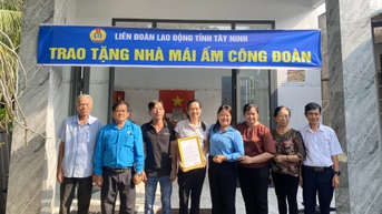 Trảng Bàng: Trao tặng nhà "Mái ấm công đoàn" cho hộ gia đình khó khăn về nhà ở