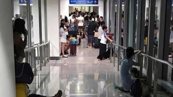 Sân bay Tân Sơn Nhất báo cáo vụ đoàn khách bị 'mắc kẹt' lúc rạng sáng: Do phối hợp chưa chặt chẽ