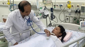 Mất máu ồ ạt khi bị sốt xuất huyết, bé gái truyền 10 lít máu