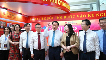 Đông đảo công chúng và thế hệ làm báo về dự khai mạc Hội báo toàn quốc 2025