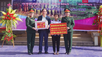 Vòng tay ấm thắp sáng tương lai