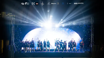 Bùng nổ 'điệu nhảy đa vũ trụ' của sinh viên Trường ĐH Anh Quốc Việt Nam tại The Universe Showcase