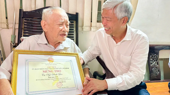 Lãnh đạo TPHCM thăm, chúc thọ người cao tuổi