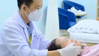 Bác sĩ: Thời tiết chuyển mùa, ai dễ có nguy cơ bị liệt mặt?