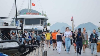 Nhiều hoạt động hấp dẫn thu hút du khách đến Quảng Ninh dịp hè
