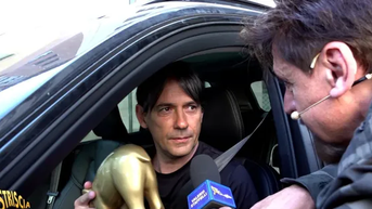 Trở về nhà, HLV Simone Inzaghi bị hạ nhục bằng giải 'Lợn vòi Vàng'